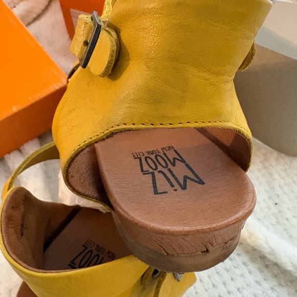 Miz Mooz Annalise Flat Yellow Sandals Sz 36 US 6 - Picture 8 of 9